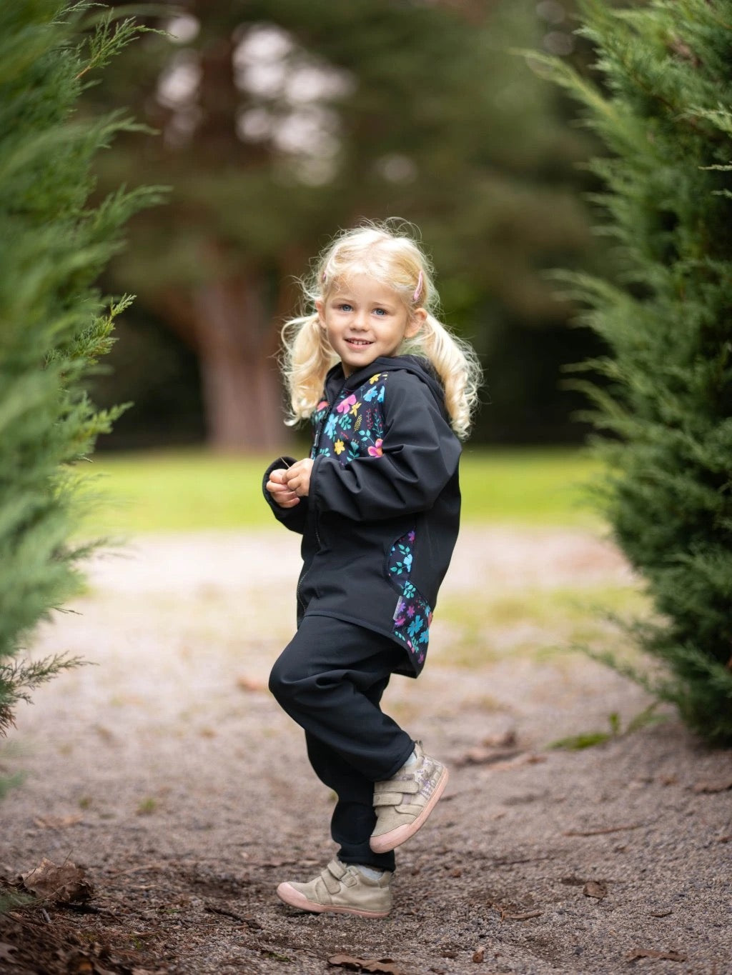 Kinder Softshelljacke mit Fleece, Schwarz, Blumen