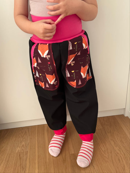 Das Model ist 100 cm gross, 15 kg schwer und trägt Grösse 4-5 Jahre.