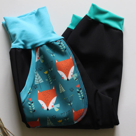 Pantalon softshell noir, renards turquoise