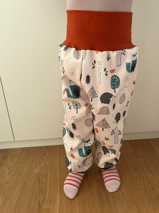 Das Model ist 100 cm gross, 15 kg schwer und trägt Grösse 4-5 Jahre.