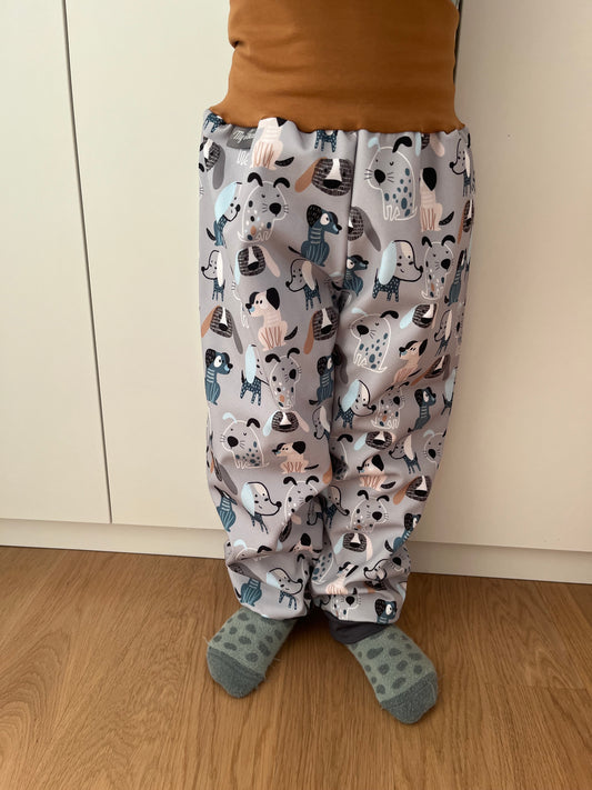 Das Model ist 100 cm gross, 15 kg schwer und trägt Grösse 4-5 Jahre.