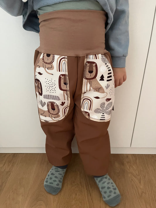 Das Model ist 100 cm lang, 15 kg schwer und trägt Grösse 3-4 Jahre.